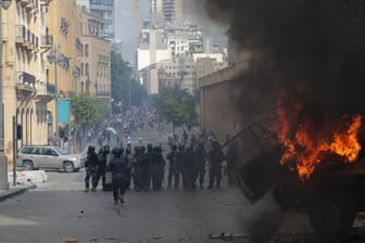 Proteste in Beirut eskalieren: Etwa 5.000 Menschen demonstrieren gegen die Regierung. 130 Verletzte sind bislang bekannt.
