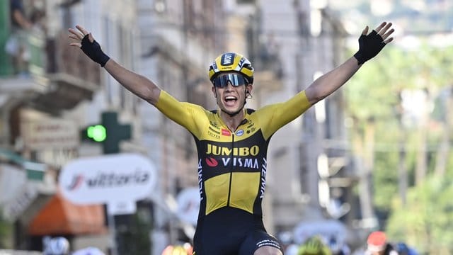 Der Belgier Wout van Aert vom Team Jumbo-Visma jubelt im Ziel über den Sieg.