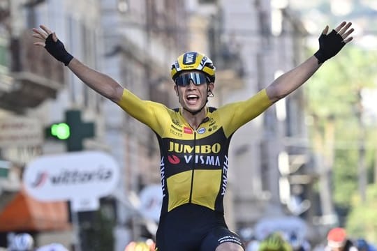 Der Belgier Wout van Aert vom Team Jumbo-Visma jubelt im Ziel über den Sieg.