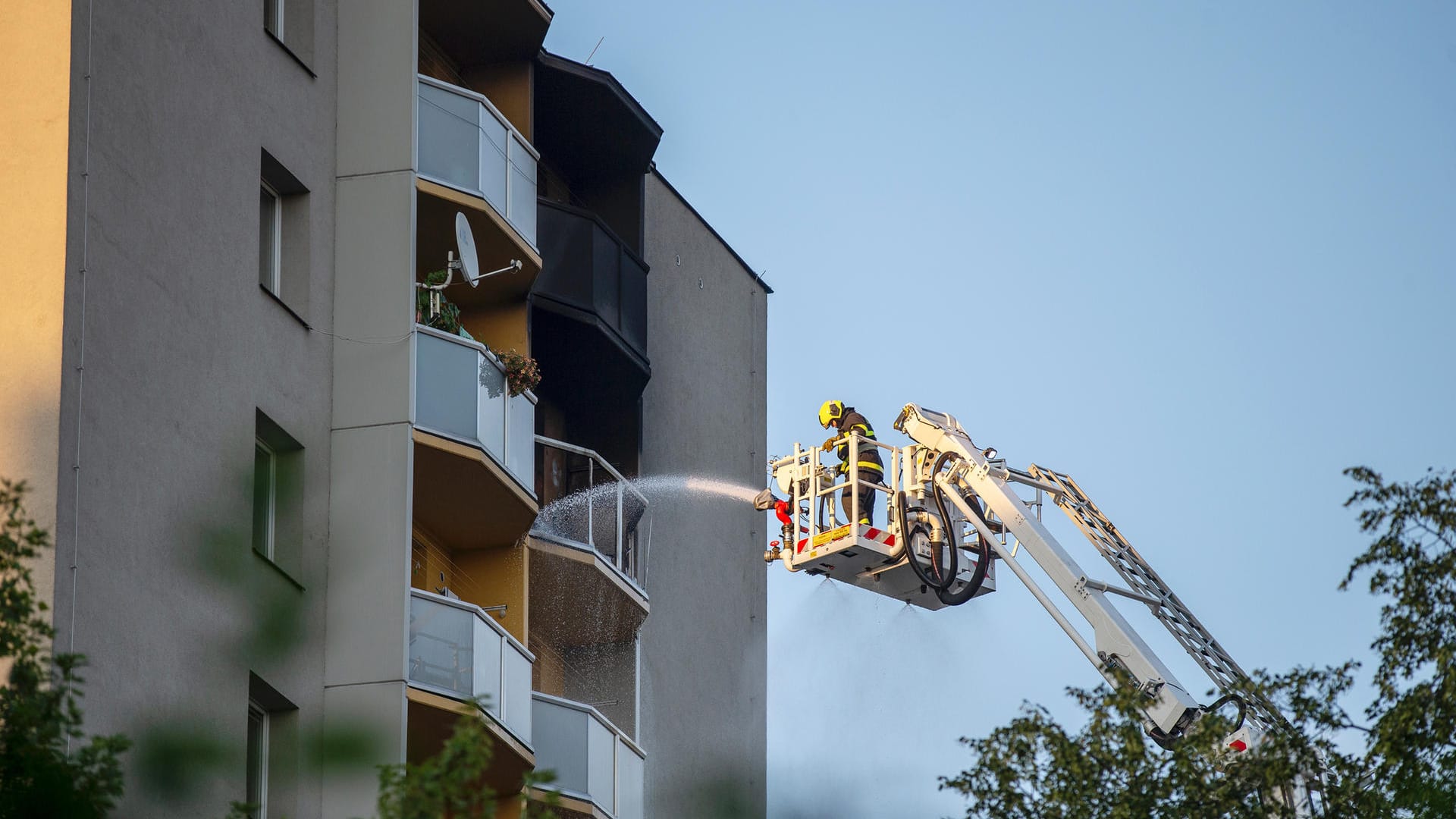 Bohumín: Feuerwehrleute bekämpfen einen Brand in einem Hochhaus. Bohumín: Feuerwehrleute bekämpfen einen Brand in einem Hochhaus.