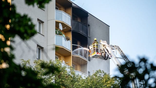 Feuerwehrleute bekämpfen den Brand in einem Hochhaus in Bohumin im Osten Tschechiens. Feuerwehrleute bekämpfen den Brand in einem Hochhaus in Bohumin im Osten Tschechiens.