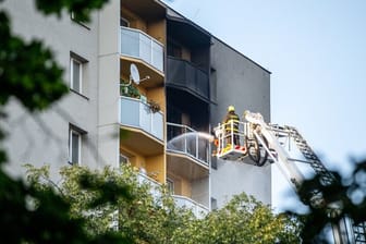 Feuerwehrleute bekämpfen den Brand in einem Hochhaus in Bohumin im Osten Tschechiens.