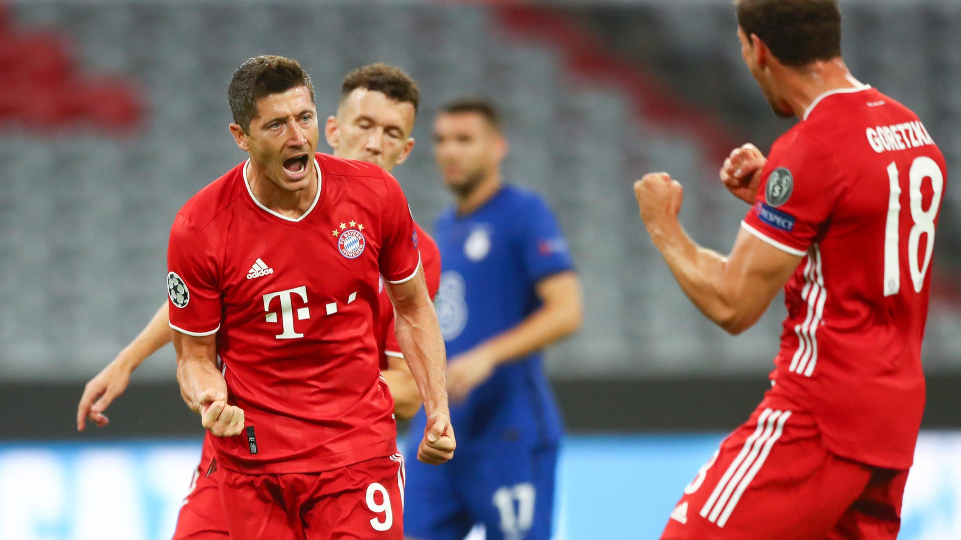 Bayerns Lewandowski (l.) beim Torjubel gegen Chelsea mit Teamkollege Goretzka (r.).