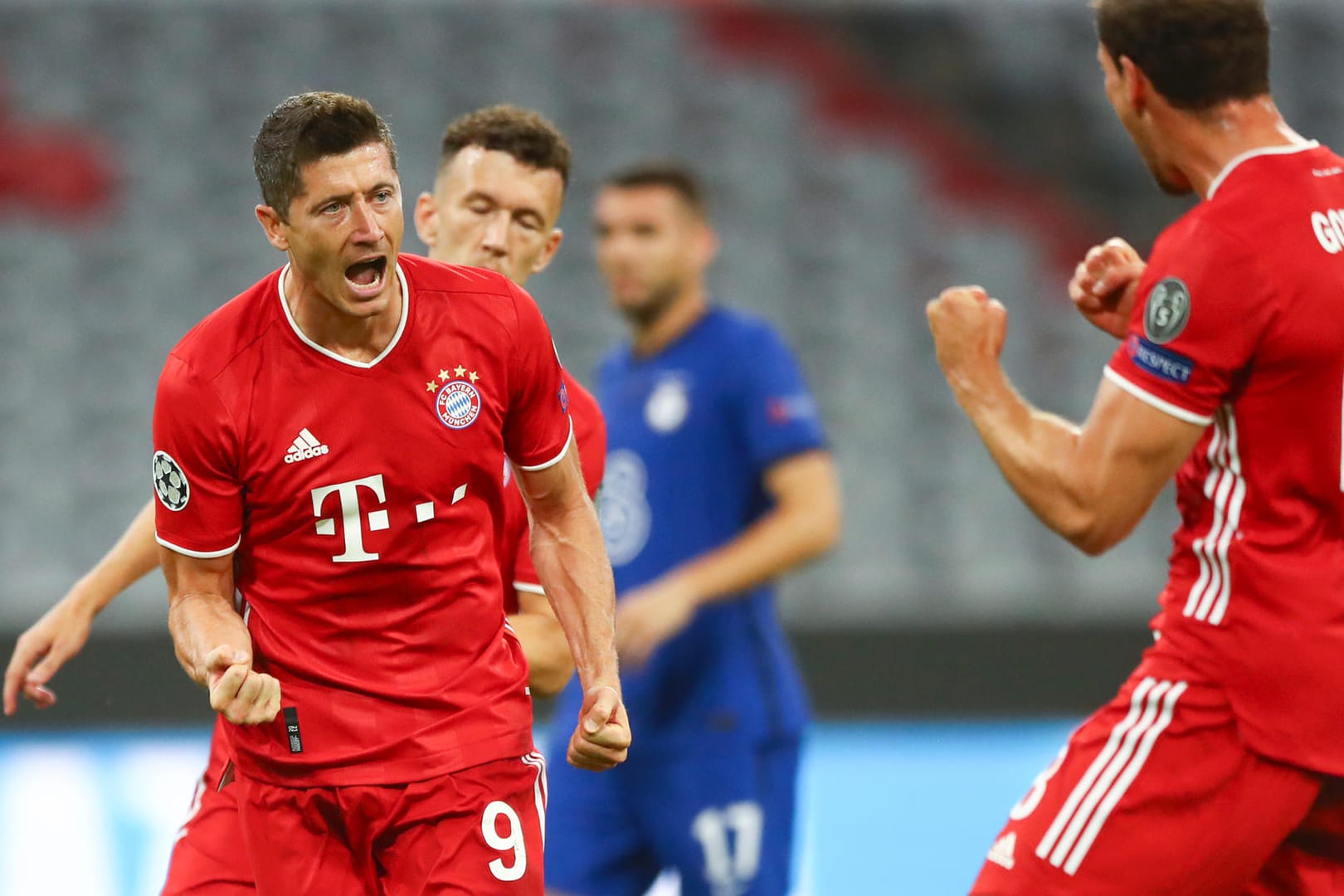 Bayerns Lewandowski (l.) beim Torjubel gegen Chelsea mit Teamkollege Goretzka (r.).