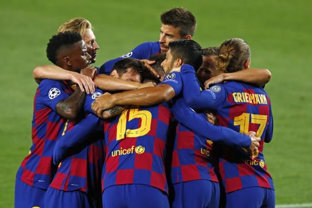 Barcas Clement Lenglet (M) bejubelt sein Tor zum 1:0 mit seinen Mannschaftskollegen.