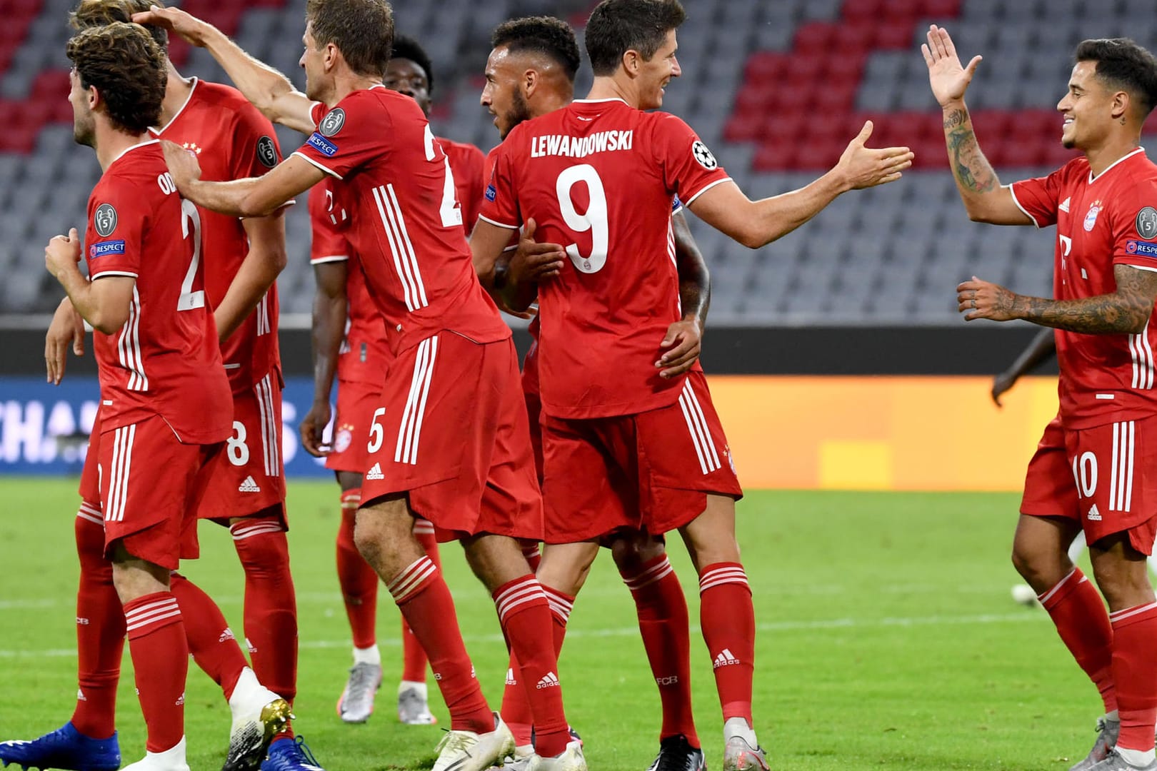 Überzeugende Vorstellung: Der FC Bayern München steht nach einem 4:1 im Achtelfinal-Rückspiel gegen Chelsea unter den letzten Acht in der Königsklasse. Dabei überragte ein Star besonders. Die Einzelkritik.