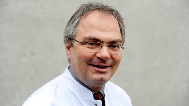 Der Virologe Helmut Fickenscher, Leiter des Instituts für Infektionsmedizin der Universität Kiel, steht in einem Labor. Der Virologe Helmut Fickenscher, Leiter des Instituts für Infektionsmedizin der Universität Kiel, steht in einem Labor.