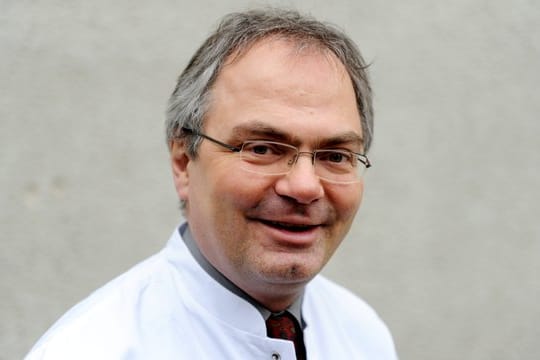 Der Virologe Helmut Fickenscher, Leiter des Instituts für Infektionsmedizin der Universität Kiel, steht in einem Labor.