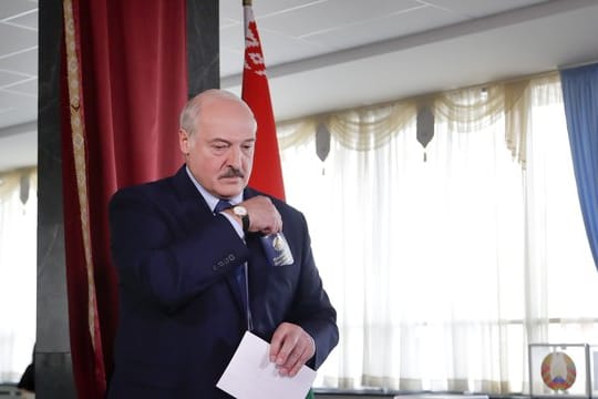 Alexander Lukaschenko in seinem Wahllokal in Minsk.