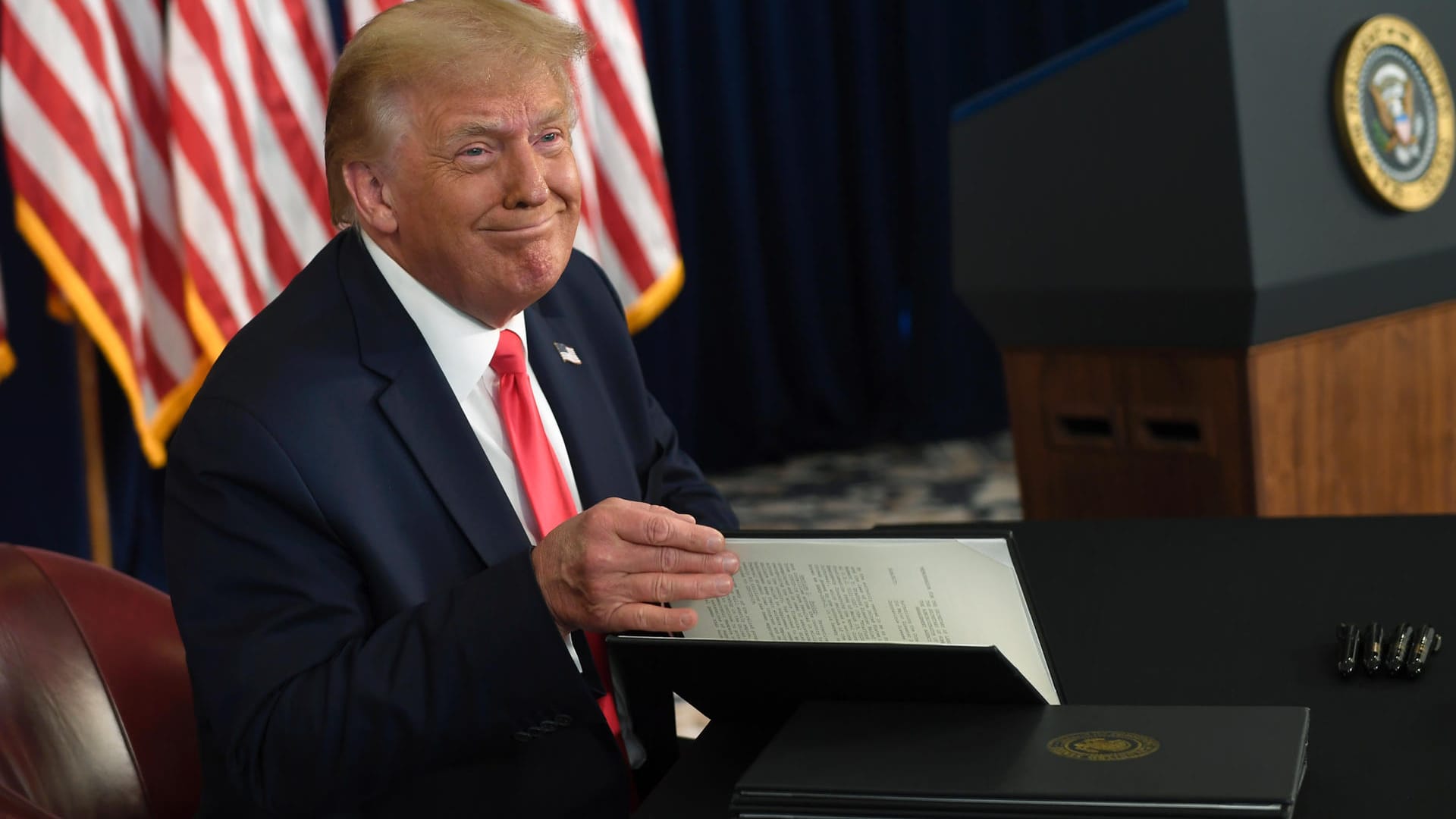 Donald Trump bei einer Pressekonferenz in seinem Golfclub: Der US-Präsident will Corona-Hilfen notfalls auch ohne die Zustimmung des Parlaments beschließen.