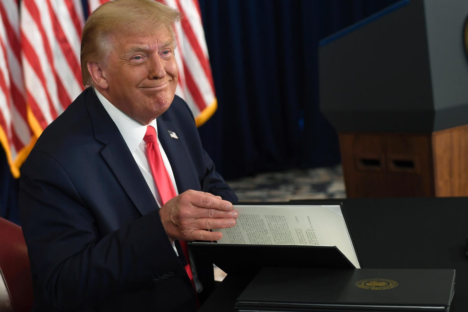 Donald Trump bei einer Pressekonferenz in seinem Golfclub: Der US-Präsident will Corona-Hilfen notfalls auch ohne die Zustimmung des Parlaments beschließen.