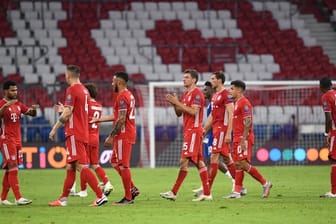 Die Spieler von Bayern München feiern nach Spielende den Sieg.