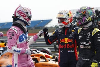 Nico Hülkenberg (l-r) geht von Startplatz drei ins Rennen - Max Verstappen und Daniel Ricciardo gratulieren.
