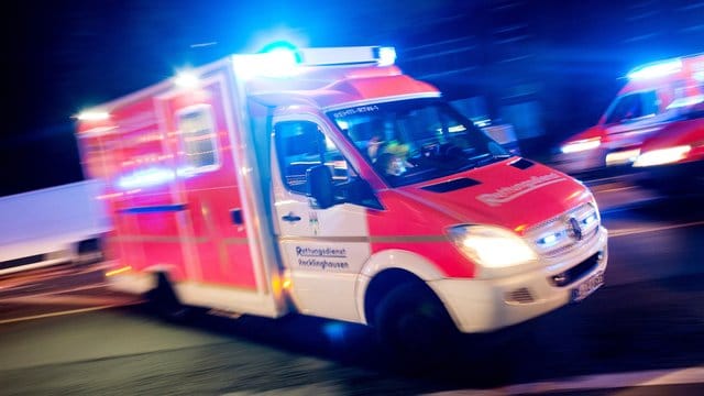 Rettungswagen im Einsatz (Symbolbild): Im Kreis Rastatt kam es zu einem Unfall, bei dem ein Baby starb.