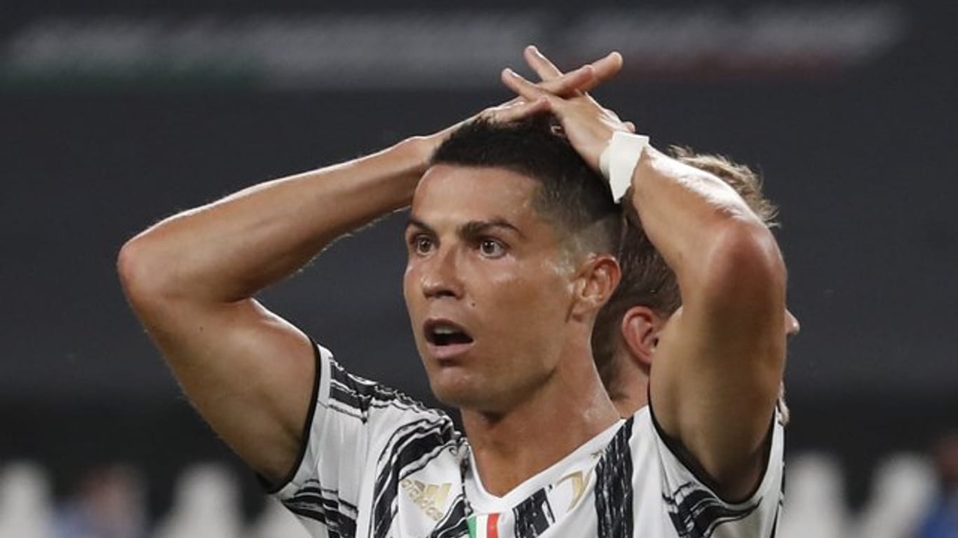 Hat eine Zeit des Nachdenkens angekündigt: Cristiano Ronaldo faltet nach dem Aus von Juve in der Champions League die Hände über dem Kopf zusammen.