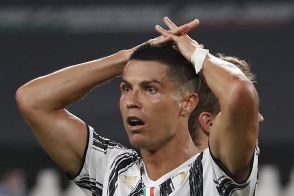 Hat eine Zeit des Nachdenkens angekündigt: Cristiano Ronaldo faltet nach dem Aus von Juve in der Champions League die Hände über dem Kopf zusammen.