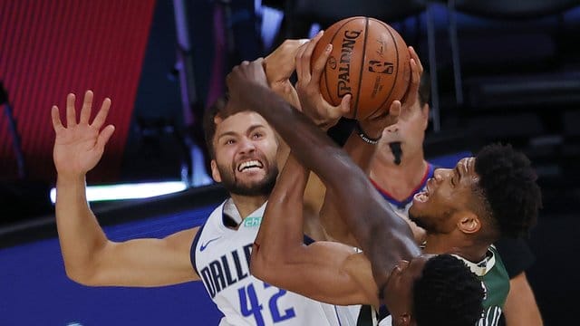 Maxi Kleber (l) von den Dallas Mavericks in Aktion gegen Giannis Antetokounmpo (M) von den Milwaukee Bucks. Maxi Kleber (l) von den Dallas Mavericks in Aktion gegen Giannis Antetokounmpo (M) von den Milwaukee Bucks.