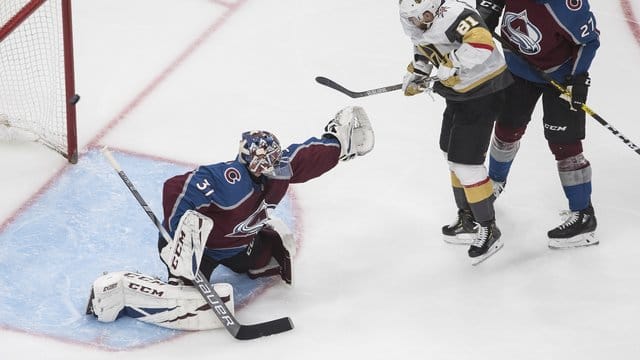Colorados Torhüter Philipp Grubauer (l) mit Ryan Graves (r) in Aktion gegen Jonathan Marchessault von den Vegas Golden Knights. Colorados Torhüter Philipp Grubauer (l) mit Ryan Graves (r) in Aktion gegen Jonathan Marchessault von den Vegas Golden Knights.