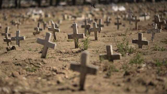Kreuze für Opfer der Corona-Pandemie auf einem Friedhof in Rio de Janeiro. Kreuze für Opfer der Corona-Pandemie auf einem Friedhof in Rio de Janeiro.