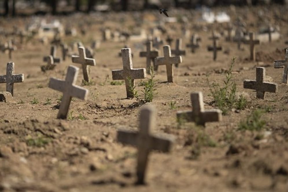Kreuze für Opfer der Corona-Pandemie auf einem Friedhof in Rio de Janeiro.