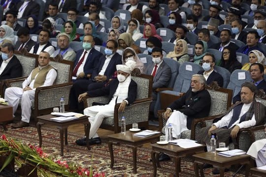 Teilnehmer der Loja Dschirga, der großen Ratsversammlung, in Kabul.