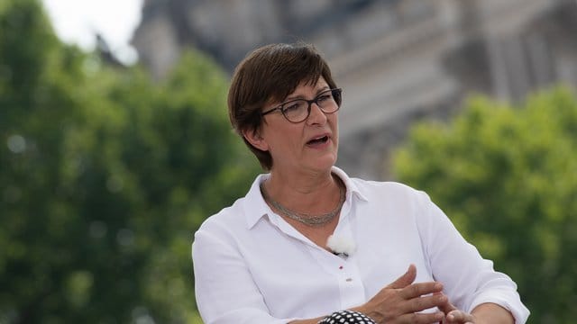 Die SPD-Bundesvorsitzende Saskia Esken im ARD-"Sommerinterview". Die SPD-Bundesvorsitzende Saskia Esken im ARD-"Sommerinterview".