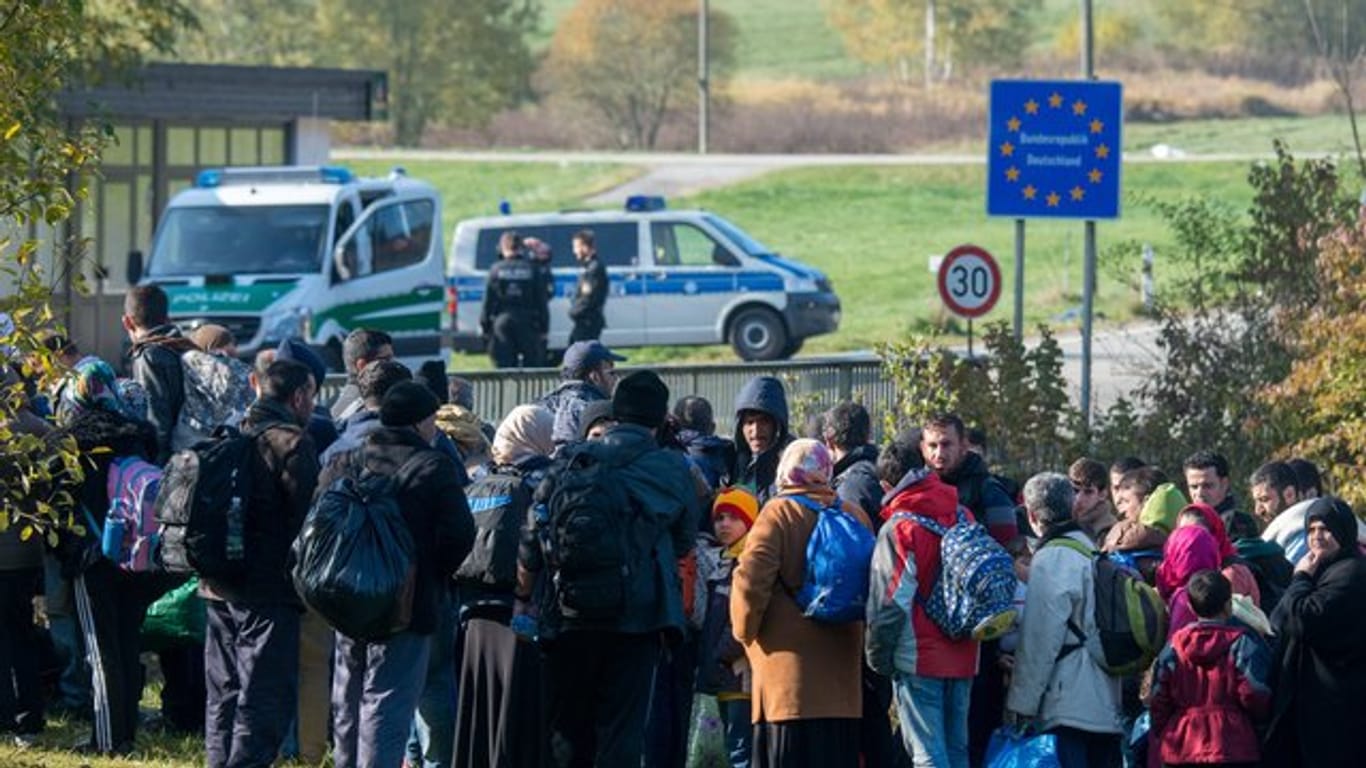 Flüchtlinge im Oktober 2015 an der deutsch-österreichischen Grenze.