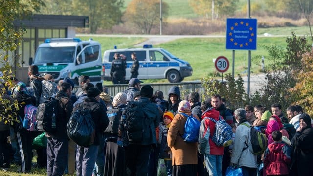 Flüchtlinge im Oktober 2015 an der deutsch-österreichischen Grenze. Flüchtlinge im Oktober 2015 an der deutsch-österreichischen Grenze.