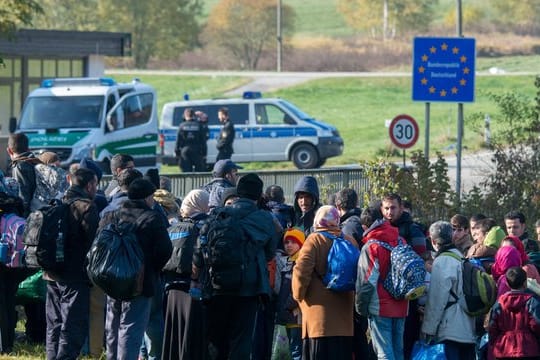 Flüchtlinge im Oktober 2015 an der deutsch-österreichischen Grenze.