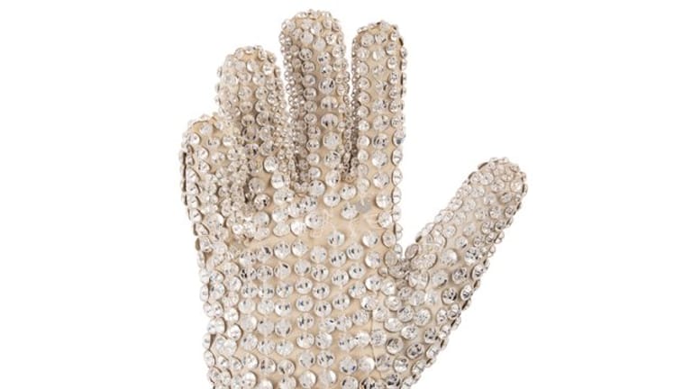 Der Pailletten-Handschuh von Michael Jackson wurde für gut 112.