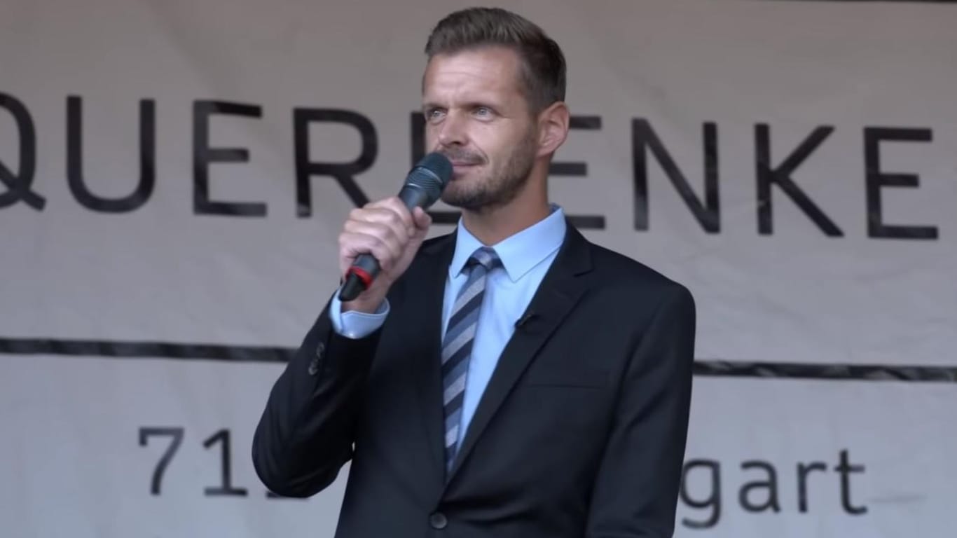 Florian Schroeder: Unter dem Motto "Wahrheit – Freiheit – Satire" trat der Kabarettist bei der "Querdenken"-Demo in Stuttgart auf.