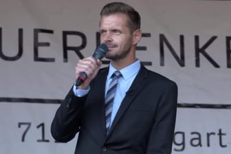 Florian Schroeder: Unter dem Motto "Wahrheit – Freiheit – Satire" trat der Kabarettist bei der "Querdenken"-Demo in Stuttgart auf.