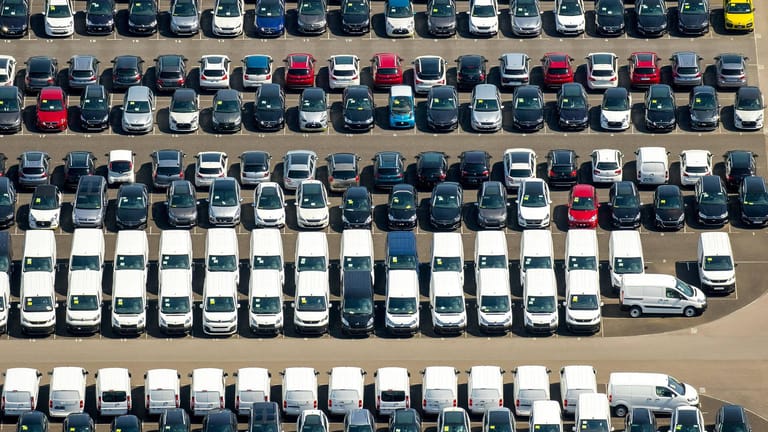 Neuwagenparkplatz: Ein genauer Blick zeigt schon einmal, welche Autofarben besonders im Trend liegen.