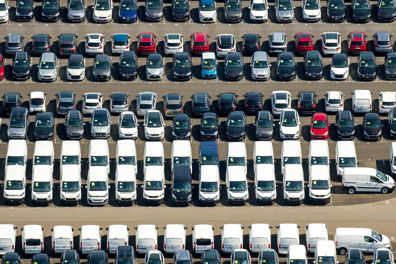 Neuwagenparkplatz: Ein genauer Blick zeigt schon einmal, welche Autofarben besonders im Trend liegen.