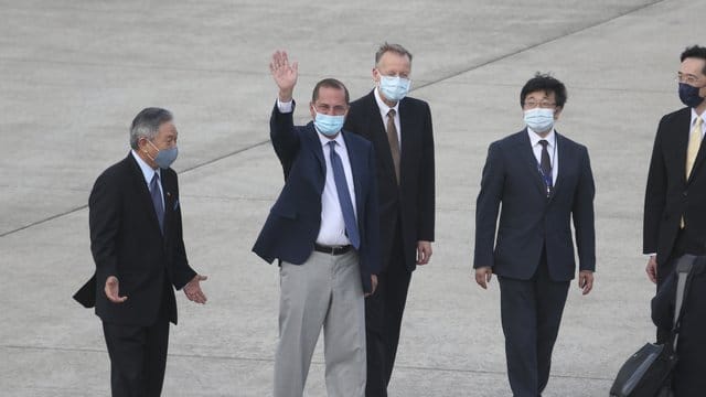 US-Gesundheitsminister Alex Azar winkt nach seiner Ankunft in Taipei Jornalisten zu. US-Gesundheitsminister Alex Azar winkt nach seiner Ankunft in Taipei Jornalisten zu.