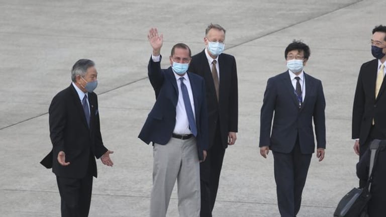 US-Gesundheitsminister Alex Azar winkt nach seiner Ankunft in Taipei Jornalisten zu.
