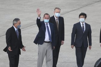 US-Gesundheitsminister Alex Azar winkt nach seiner Ankunft in Taipei Jornalisten zu.