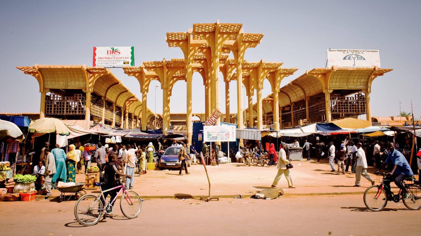 Großer Markt in Niamey: Im Niger sind mehrere Touristen von Angreifern getötet worden.