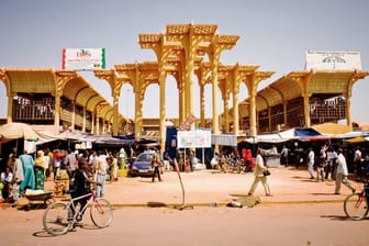 Großer Markt in Niamey: Im Niger sind mehrere Touristen von Angreifern getötet worden.