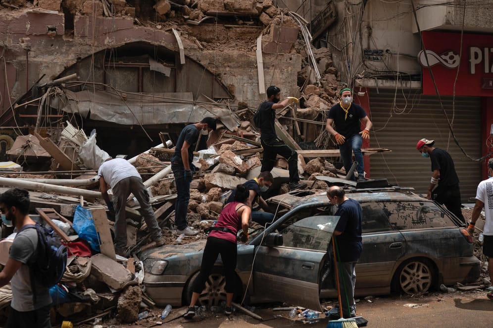 Beirut: Helfer suchen in Trümmern nach Opfern der Explosionskatastrophe.