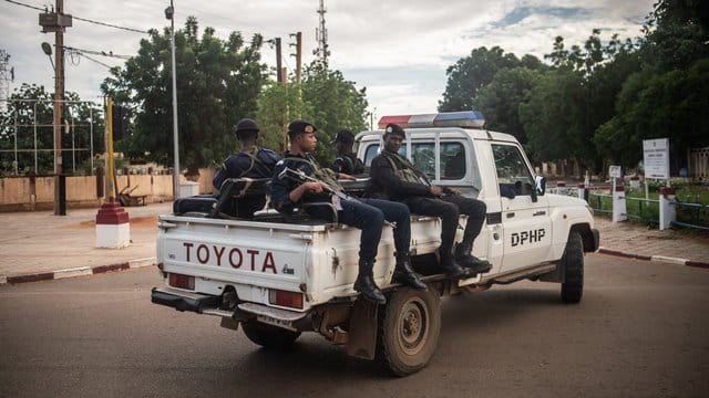 Polizisten in Niamey, der Hauptstadt der Republik Niger. Polizisten in Niamey, der Hauptstadt der Republik Niger.