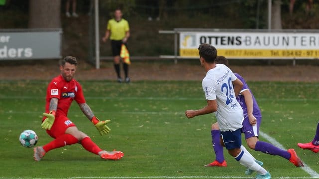 Schalkes Alessandro Schöpf (r) lässt VfL-Keeper Phillipp Kühn keine Chance. Schalkes Alessandro Schöpf (r) lässt VfL-Keeper Phillipp Kühn keine Chance.