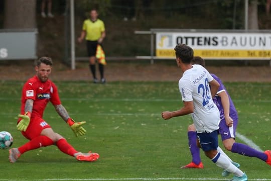 Schalkes Alessandro Schöpf (r) lässt VfL-Keeper Phillipp Kühn keine Chance.
