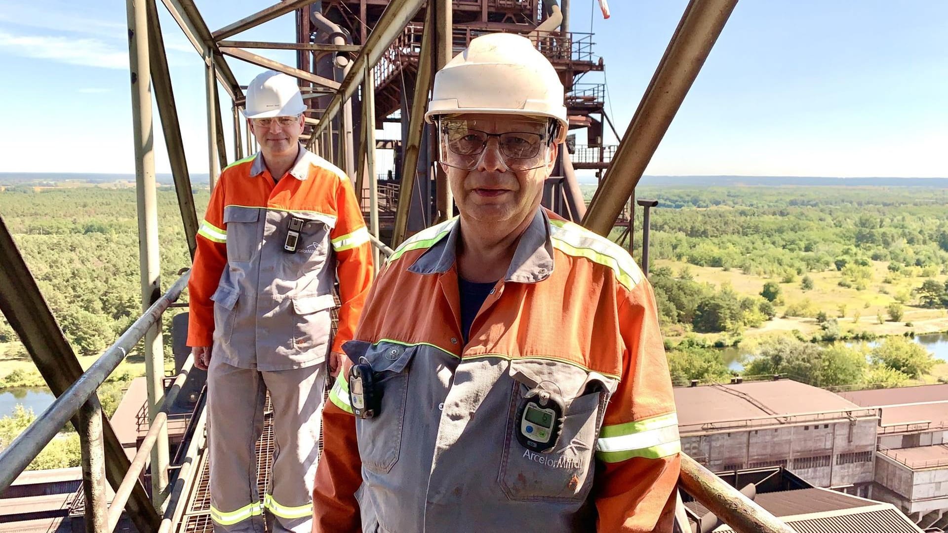 Jörg Richter (rechts) leitet den Schichtbetrieb im Hochofen von Eisenhüttenstadt.