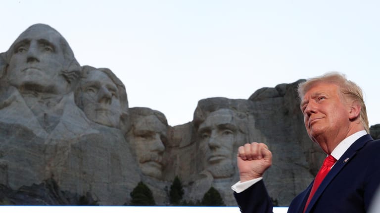Donald Trump am Mount Rushmore: Einem Bericht zufolge träumt der Präsident davon, sein Gesicht in den Felsen meißeln zu lassen.