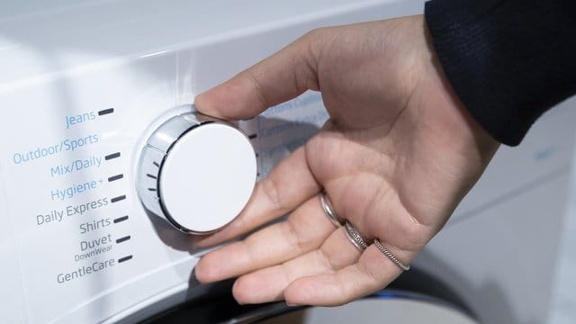 Leinenbekleidung wird auf links gedreht, bei 40 Grad, mit Color- oder Feinwaschmittel gewaschen.