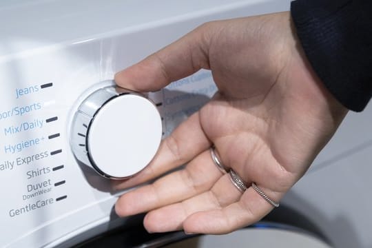 Leinenbekleidung wird auf links gedreht, bei 40 Grad, mit Color- oder Feinwaschmittel gewaschen.