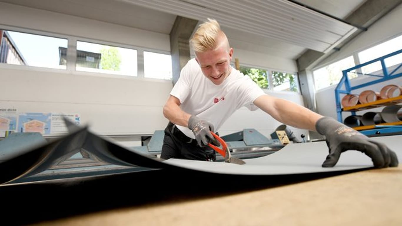Vorbereitung in der Werkstatt, Montage auf dem Dach: Als angehender Klempner muss Christoph Beier schwindelfrei sein.