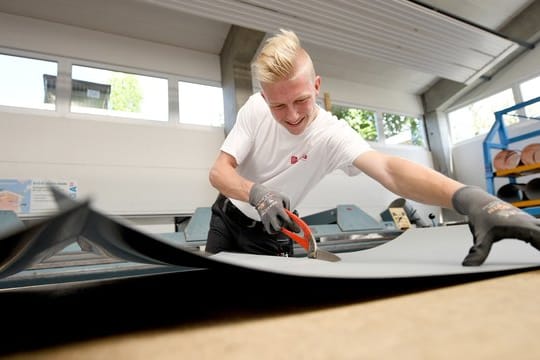 Vorbereitung in der Werkstatt, Montage auf dem Dach: Als angehender Klempner muss Christoph Beier schwindelfrei sein.