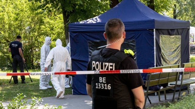 Im Kleinen Tiergarten werden im August 2019 Spuren am Tatort gesichert. Im Kleinen Tiergarten werden im August 2019 Spuren am Tatort gesichert.